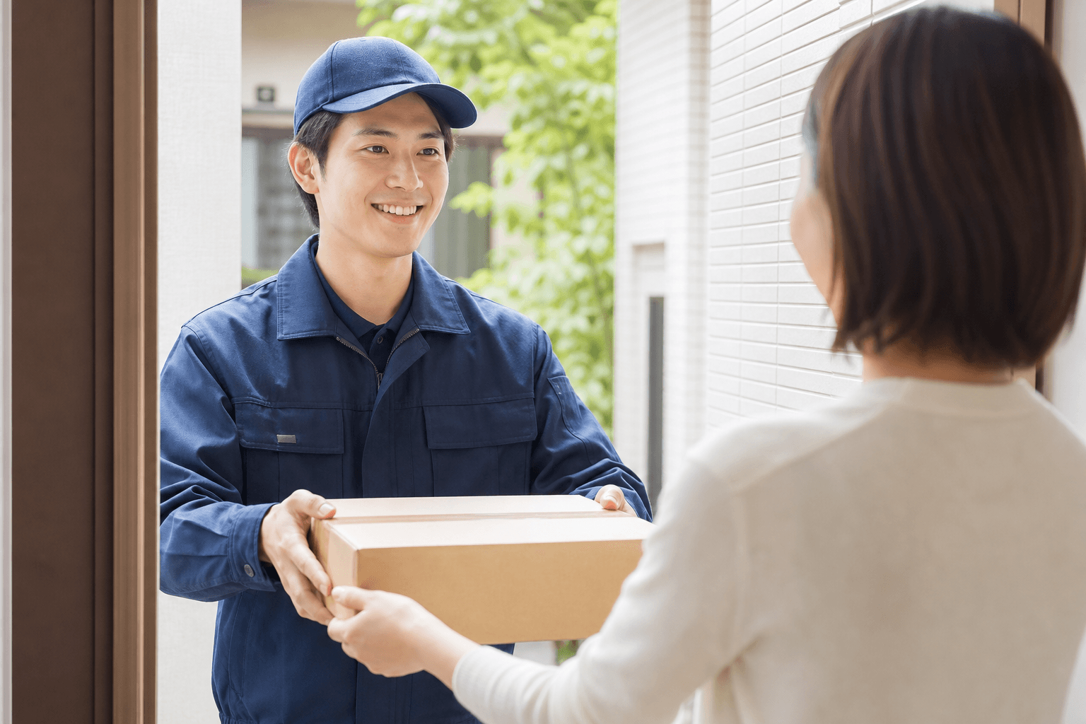 荷物を手渡す瞬間